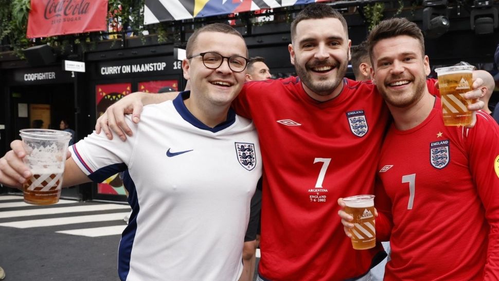 Scandal pe BERE la Campionatul European. Englezii îi acuză pe nemți că-i fură la halbă