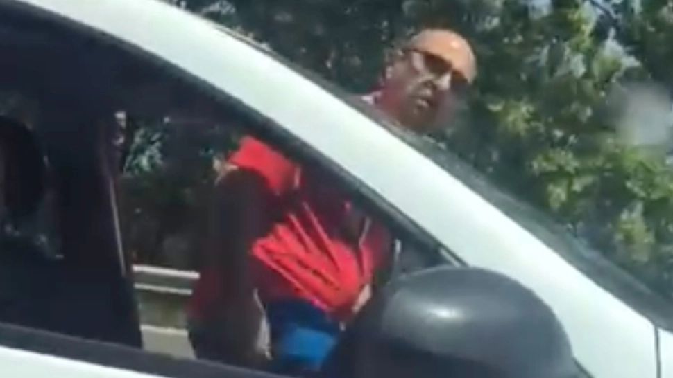 Scandal în trafic: șofer recalcitrant, filmat în timp ce lovește cu furie o mașină în care erau și copii - VIDEO ȘOCANT