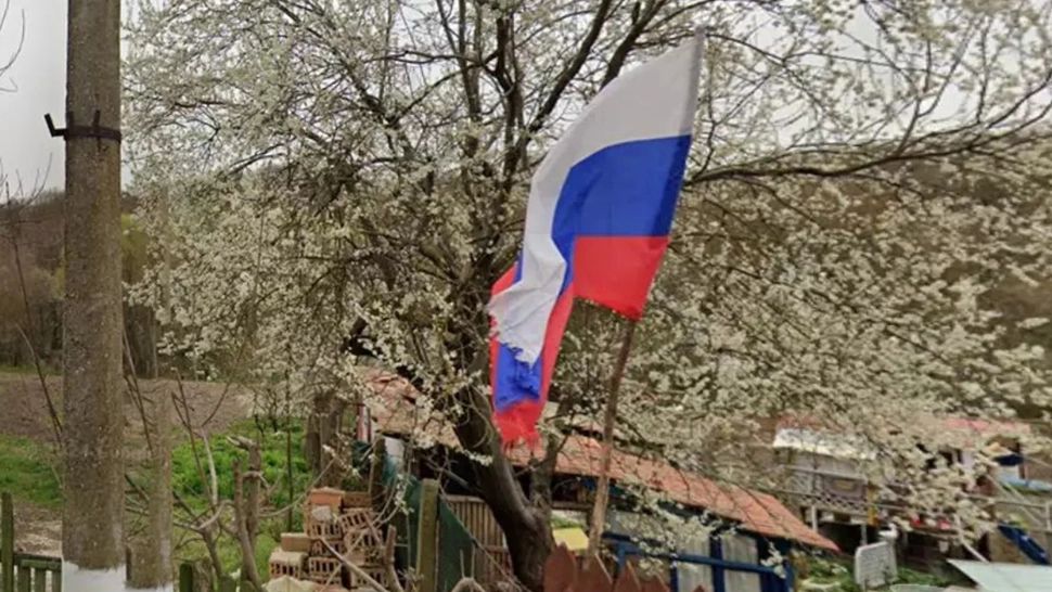 Zeci de steaguri rusești flutură mândre la granița de sud a României. Foto: Il Messaggero