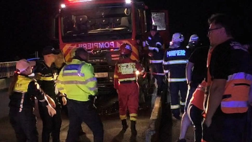 TIR scufundat în Dunăre, după ce a rupt parapetul de protecție: șoferul, de negăsit! În cădere, mastodontul a explodat - FOTO