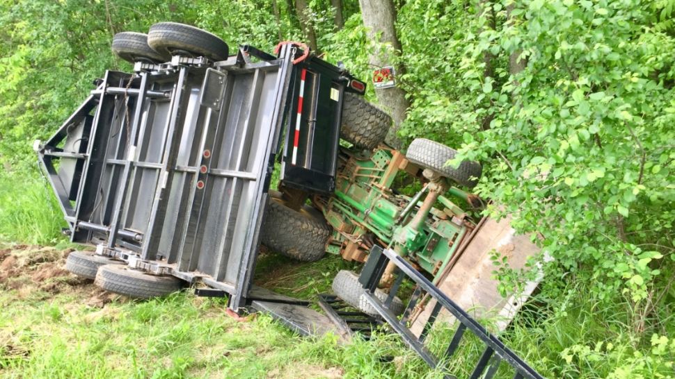 Tractorul sub care romanul si-a gasit sfarsitul, in ciuda eforturilor cainilor sai de a-l salva. Foto: Torino Cronaca