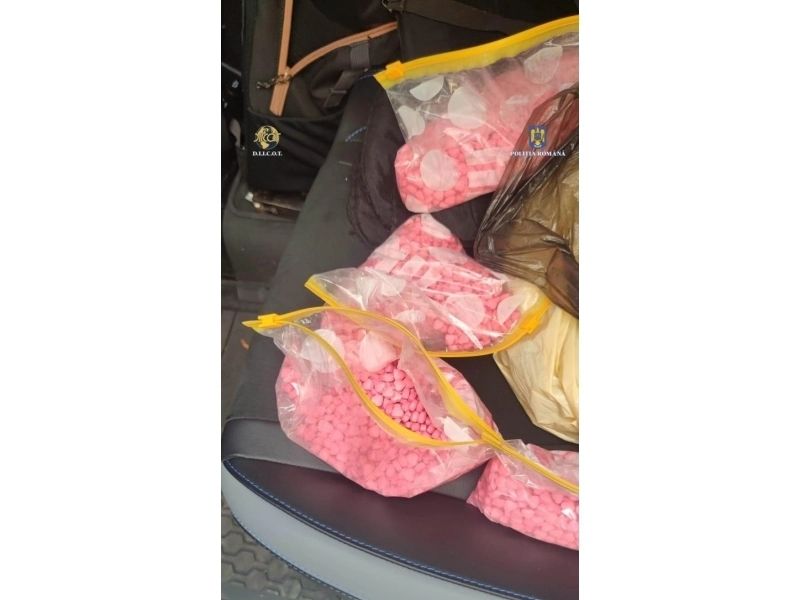 Aproximativ 22.000 de comprimate de ecstasy, descoperite la 2 bărbaţi din Braşov