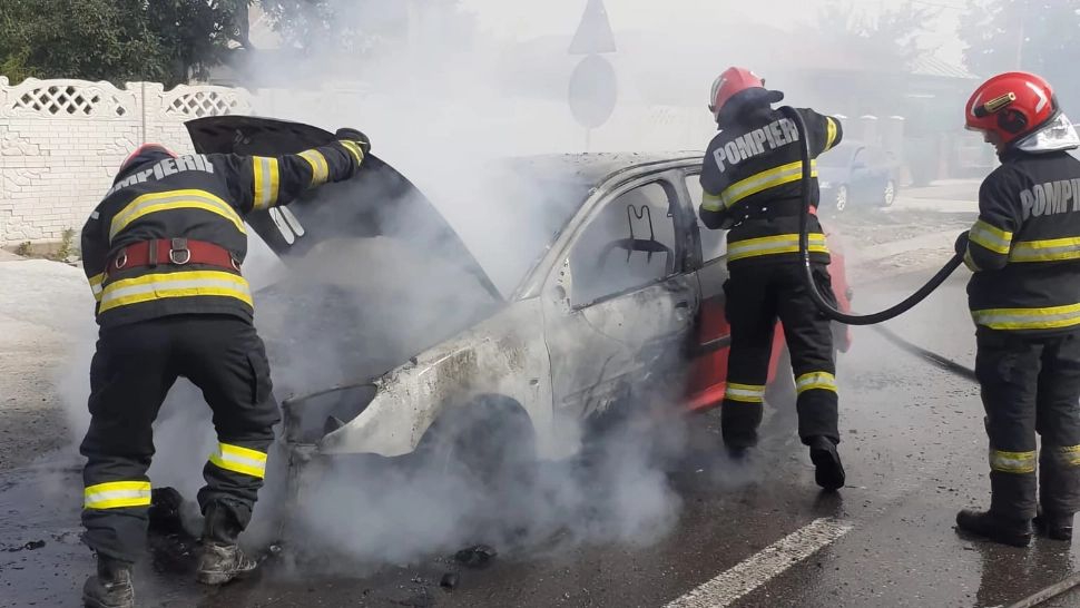 Incident dramatic pe DN 5C: O mașină a ars complet din cauza unui scurtcircuit