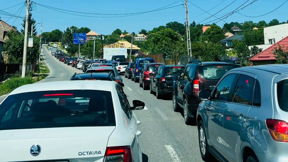 Blocaj rutier pe Dealul Feleacului, între Cluj și Turda. Bătaie de joc pentru sute de șoferi, care stau la cozi kilometrice sub soarele canicular - VIDEO