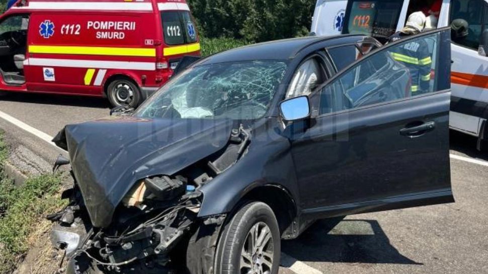 Fetiță de trei ani, moartă în accident. Mama a intrat cu mașina într-un cap de pod