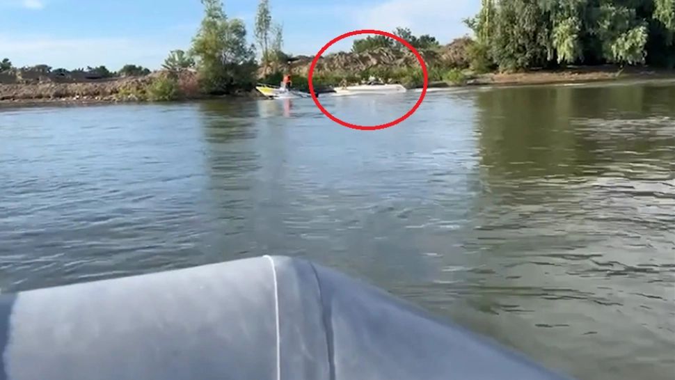 5 bărbați, salvați de pompieri după ce motorul ambarcațiunii în care se aflau s-a stricat/ Captură video