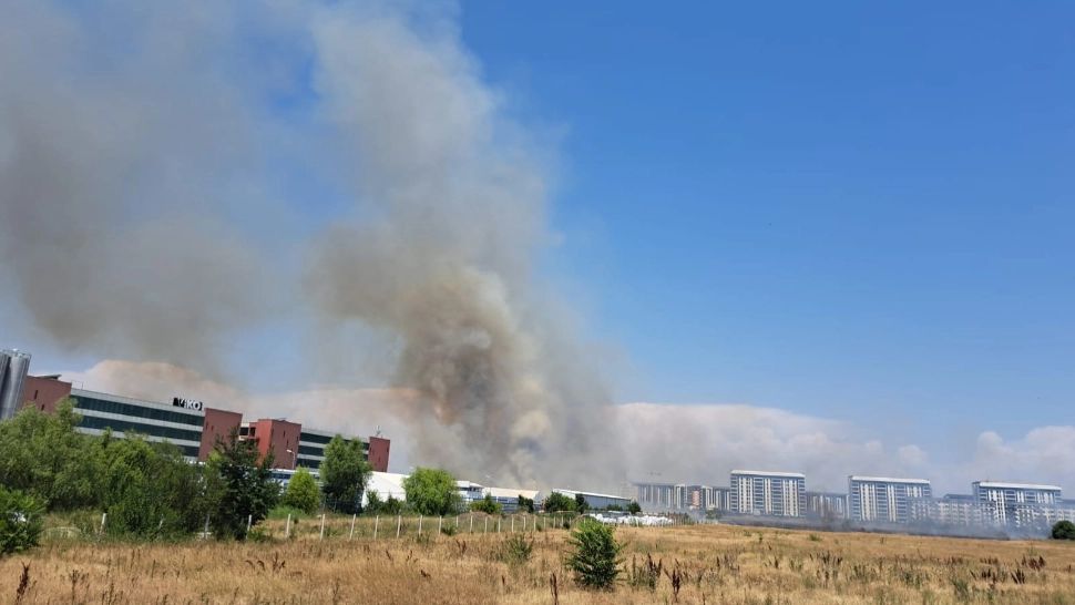 Incendiu lângă Capitală! Flăcări uriașe lângă blocuri! Au fost mobilizate forțe semnificative de intervenție
