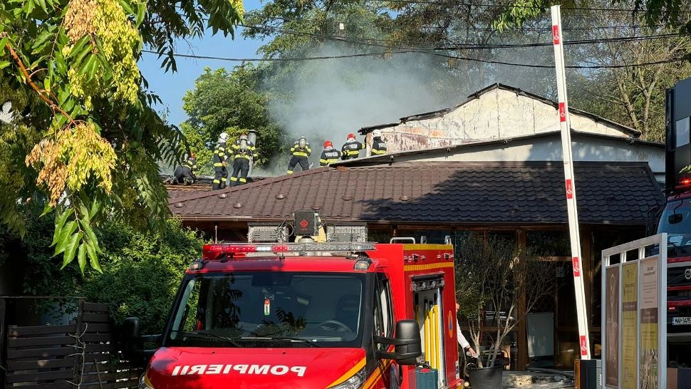 Incendiu de proporții în incinta unui complex sportiv din București. Intervenție masivă a pompierilor. S-a cerut suplimentarea efectivelor