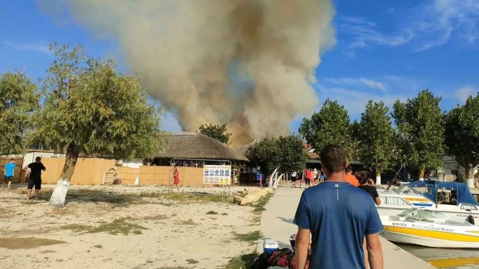 Incendiu violent în satul de vacanță Gura Portiței, din Deltă - VIDEO