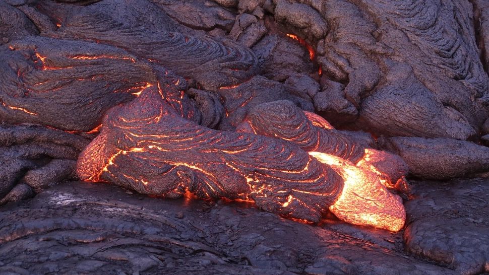 Vulcanul Etna, erupție spectaculoasă: Imagini cu cascada de lavă din crater - VIDEO