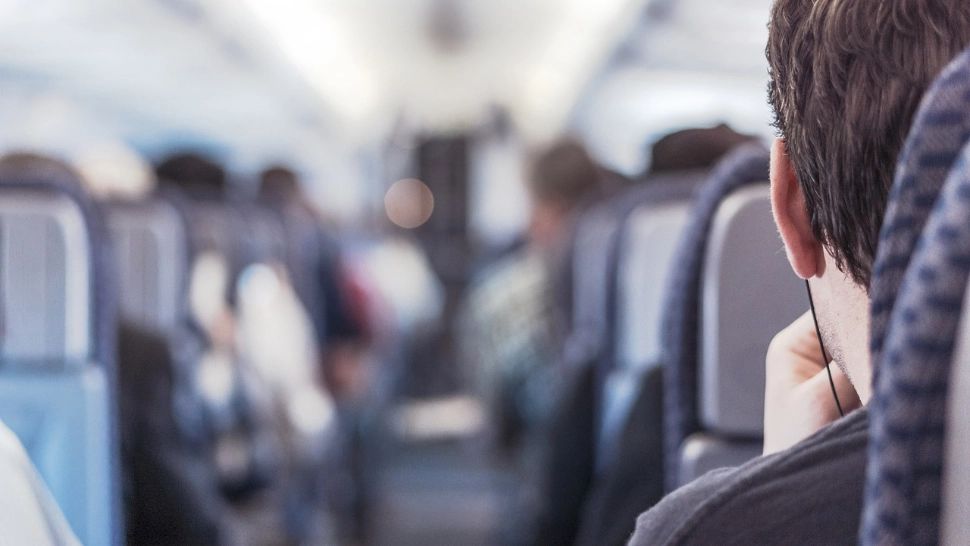 Luat pe sus de poliție pentru că nu și-a pus centura de siguranță în avion. Foto/Profimedia