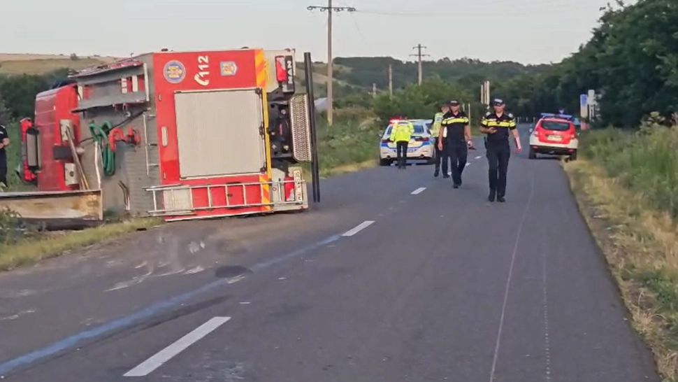 Mașină a pompierilor, avariată în urma unui accident grav pe pe DJ 244A