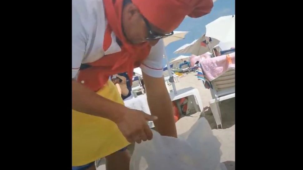 Vânzătorul ambulant de proumb, marcă întegistrată a litoralului românesc. Foto/Captură video