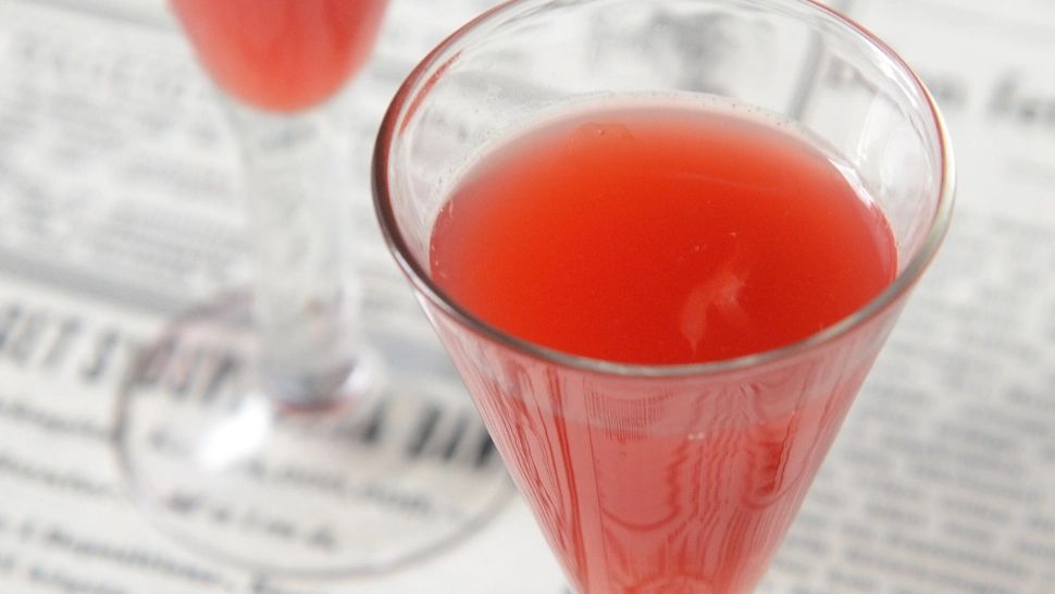 Sucul ideal pe caniculă. Medicii recomandă băutura roșie pentru hidratare și protecție solară