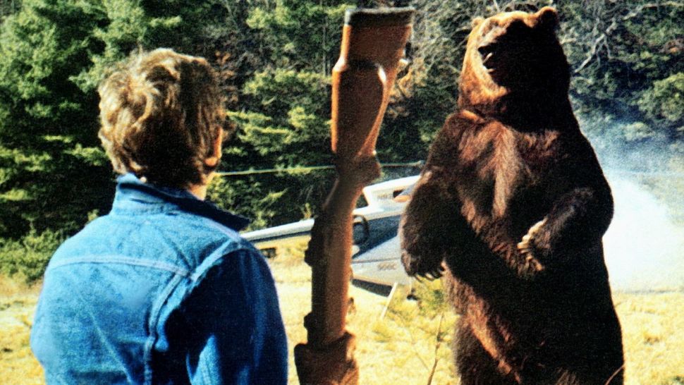 Ce facem dacă ne atacă un URS? A apărut chiar și sprayul care-i pune pe fugă