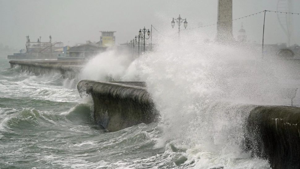 Potop în Marea Britanie. Va ploua în 24 de ore cât într-o lună, a fost emisă avertizare de fenomene meteo ce pun în pericol viața