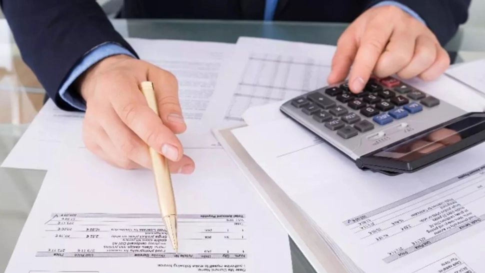 Praf în ochii românilor cu credite la bănci.