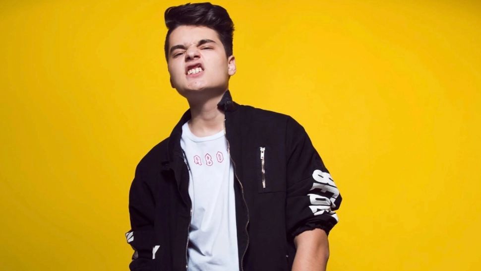 Cine se află, de fapt, în spatele lui Selly? Sprijinit de stat, ține discursuri alături de Geoană la summitul NATO și sparge zeci de mii de euro lunar 