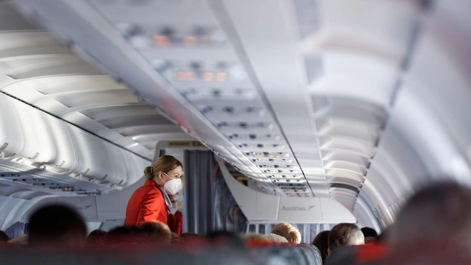 Un avion a aterizat de urgență. Mai mulți pasageri au ajuns la spital după ce au consumat mâncare stricată la bordul aeronavei