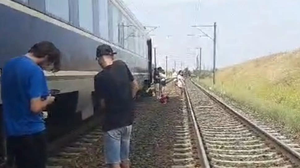 Două vagoane ale unui tren s-au desprins în mers, pasagerii s-au trezit blocați în mijlocul câmpului. Foto ilustrativ