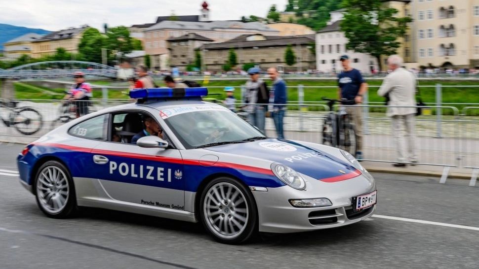 Șoferii care conduc cu mare viteză rămân fără mașini. Polițiștii le confiscă și le scot la licitație