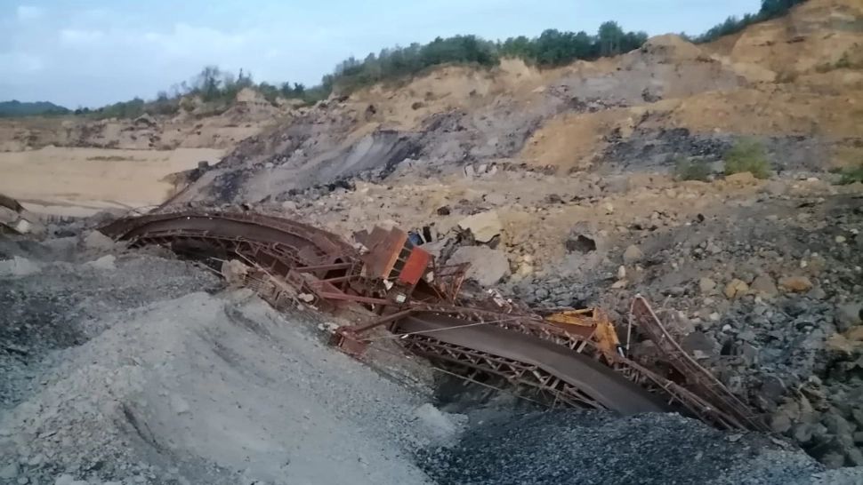 Accident TERIBIL la CE Oltenia. Un mal de pâmânt s-a surpat peste utilaje, muncitorIi au scăpat ca prin minune. UPDATE - Reacția conducerii - GALERIE FOTO