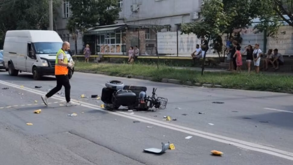 Accident teribil la Iași. Bătrân aflat într-un scuter pentru persoane cu dizabilități, spulberat pe trecerea de pietoni. Victima, transportată la spital în stare extrem de gravă - FOTO/VIDEO