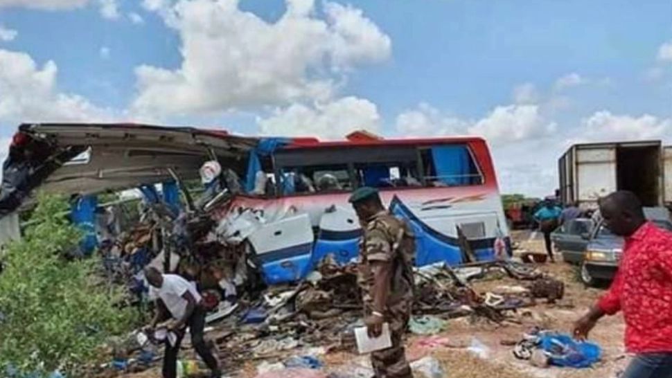 Accident înfiorător pe un drum din Mali: 14 morți și zeci de răniți, după impactul dintre un autobuz și un camion