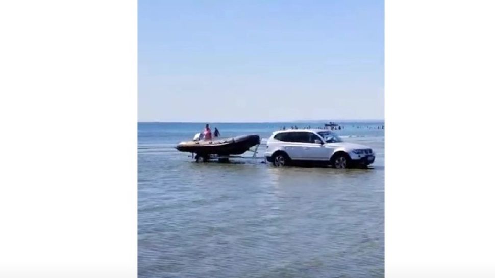 Tupeu extrem! A intrat cu mașina pe plajă. Imagini șocante de pe litoralul românesc - VIDEO