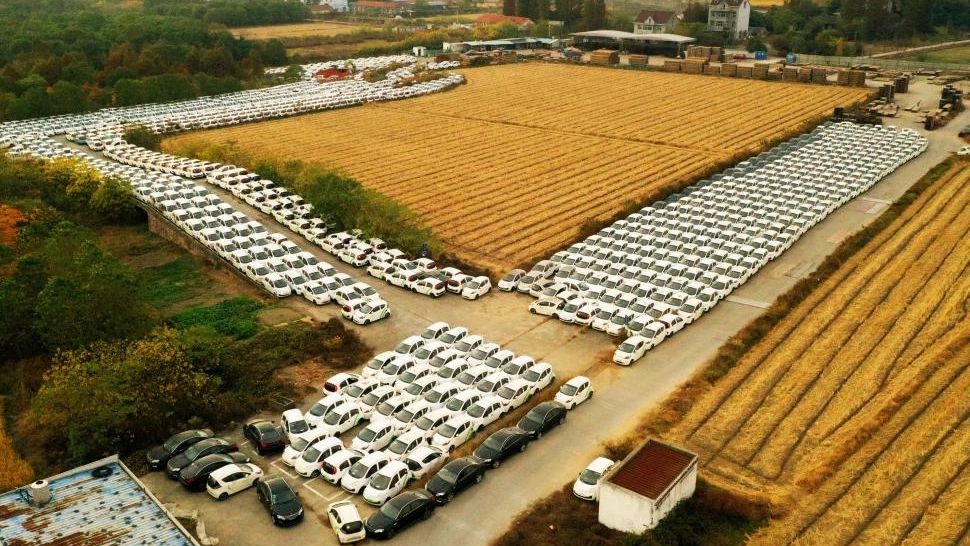 Cimitirul de mașini electrice: Mii de autoturisme stau abandonate și pline de praf pe un câmp