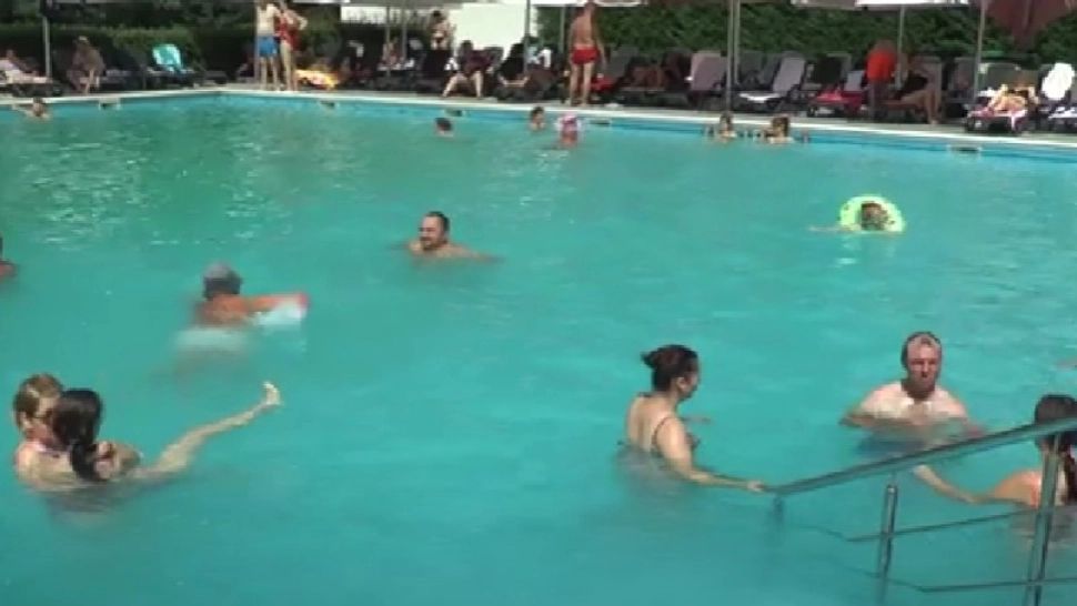 Mii de turiști în vacanță la Băile Herculane. Hotelurile sunt pline - VIDEO