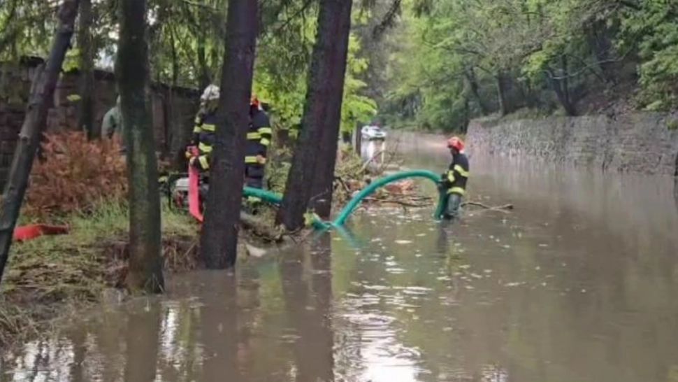 Litoralul, măturat de furtunile de cod roșu: mai multe curți și case au fost inundate - VIDEO