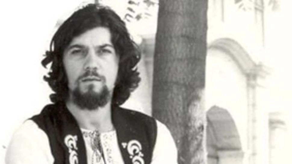 Sicriul lui Nicu Covaci, depus la Filarmonica Banatului. Pe sicriul alb este scris celebrul vers "Fie să renască numai cel ce har!" - VIDEO