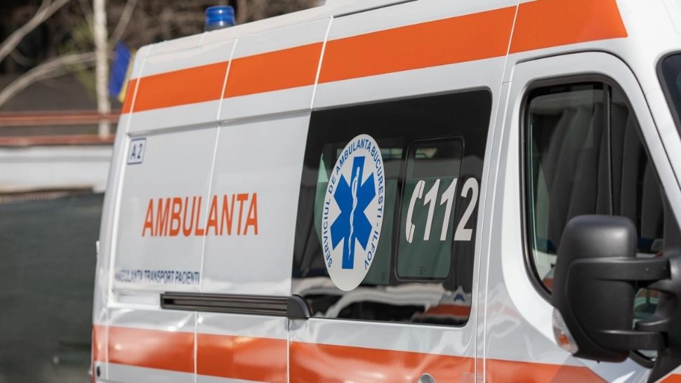 Tragedie în timpul serviciului: Un bărbat de 35 de ani a murit după ce s-a electrocutat atingând un cablu electric cu bena camionului