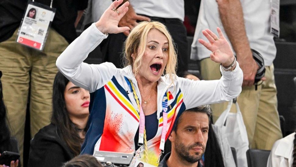 Nadia Comăneci în timpul finalei la sol, de la JO Paris. Foto/Profimedia