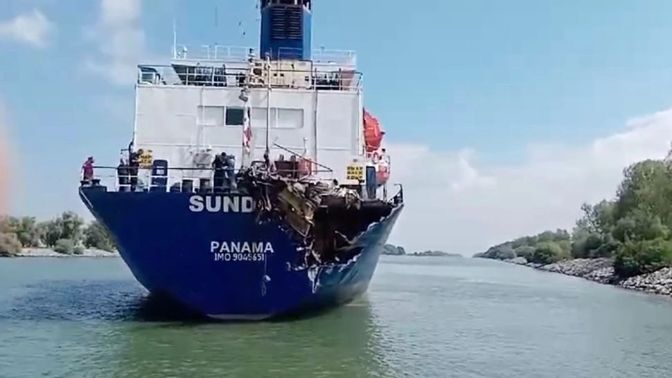 Incident naval pe Canalul Sulina: două nave de tip cargo s-au ciocnit pe Dunăre, la Mila 18 - FOTO