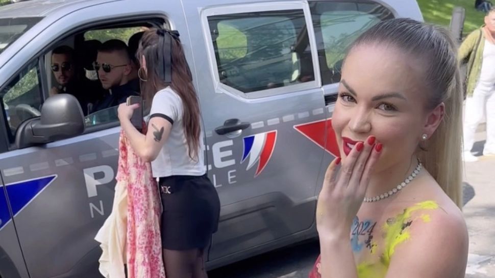 Vedetă Playboy, săltată de poliția franceză. A vrut să facă un pictorial "olimpic" în pielea goală, în fața unei celebre catedrale - GALERIE FOTO