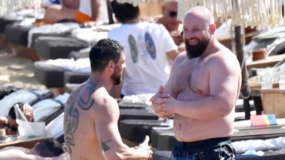 Pe cine a pus ochii celebrul Michele Morrone? Este una dintre cele mai sexy românce