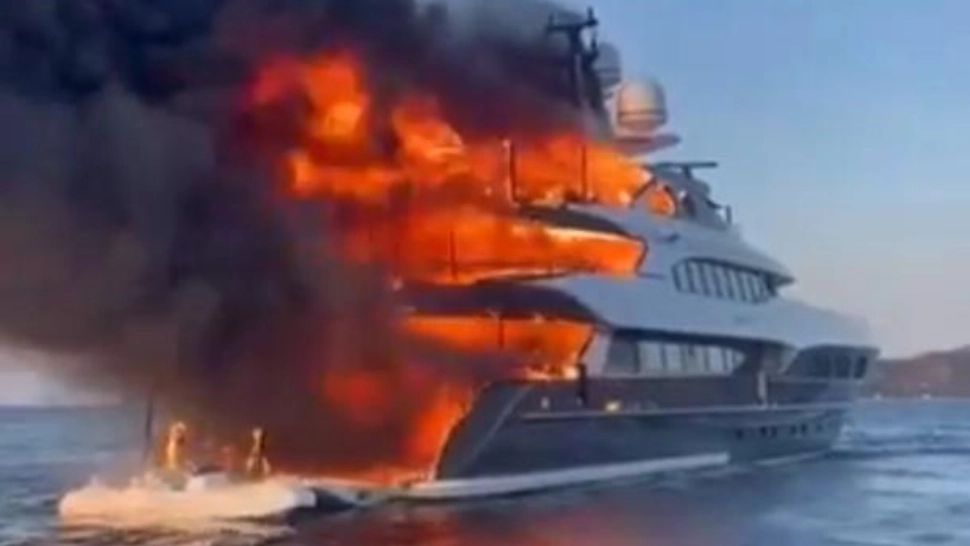 Incendiu puternic pe un iaht de lux: 12 pasageri se aflau la bord - VIDEO