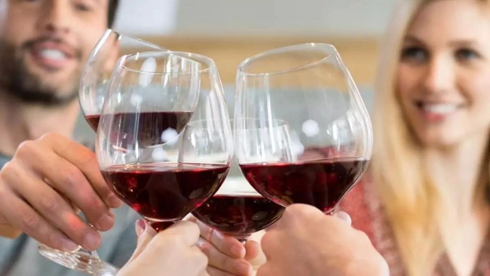 Trucuri prin care transformi un vin ieftin într-unul delicios în 30 de secunde
