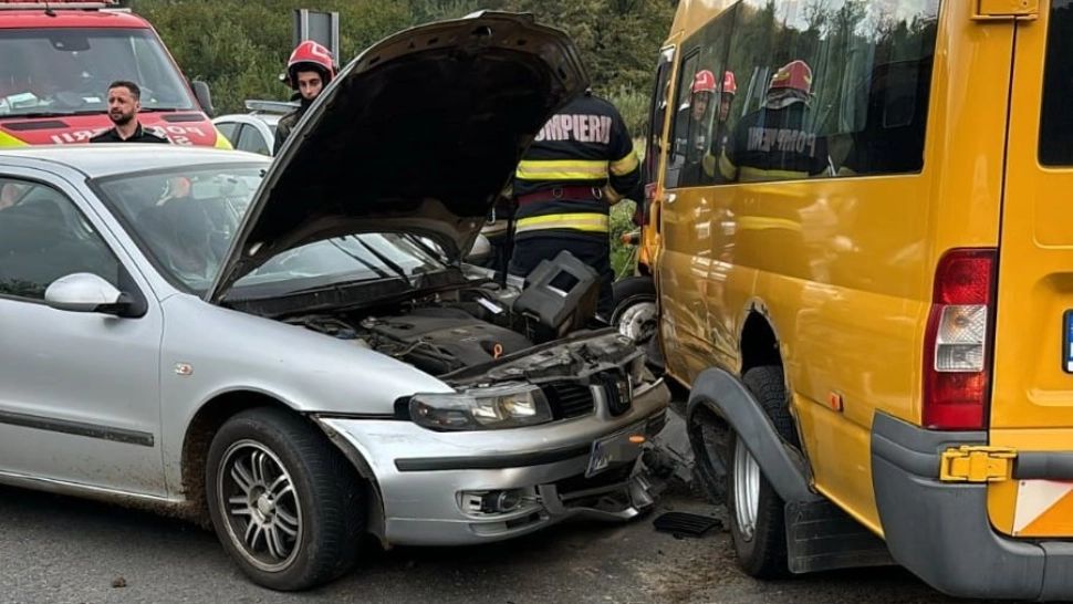 Microbuz școlar, accident rutier grav, în Maramureș. Trei copii și un adult, transportați la spital. A fost nevoie de intervenția pompierilor - FOTO