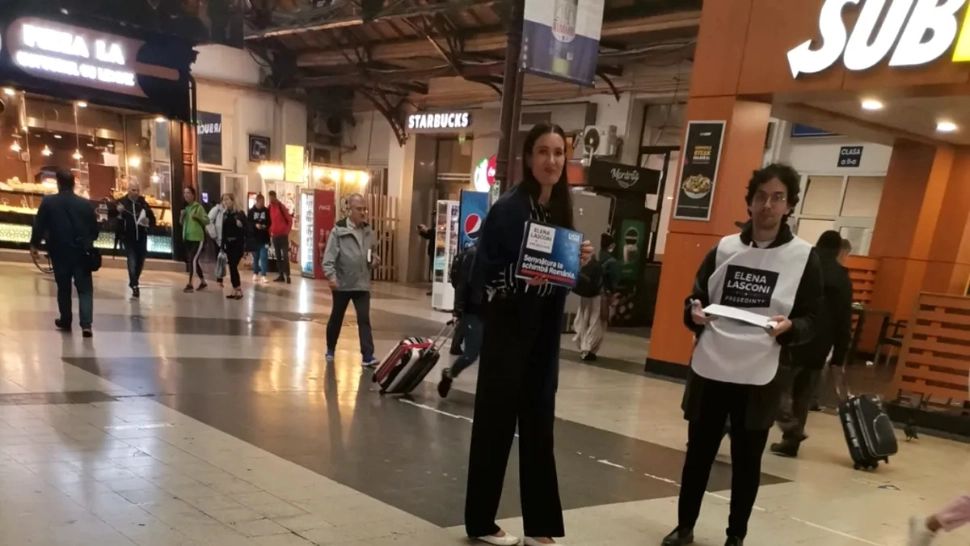 Clotilde Armand ar fi ieșit la cerșit semnături pentru candidatura Elenei Lasconi. Cum s-a afișat primărița în Gara de Nord - FOTO