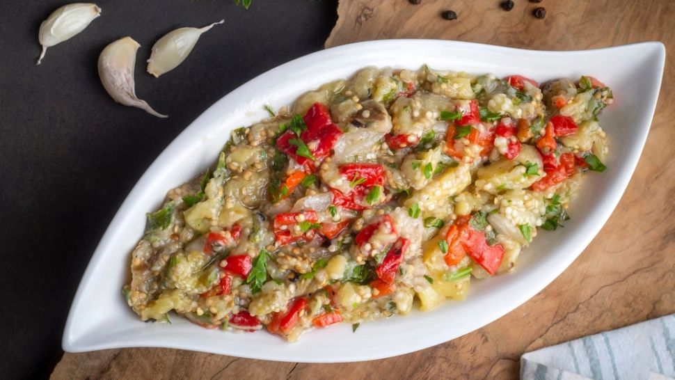 Cea mai bună salată de vinete cu ardei și ciuperci – un gust pe care nu-l vei uita