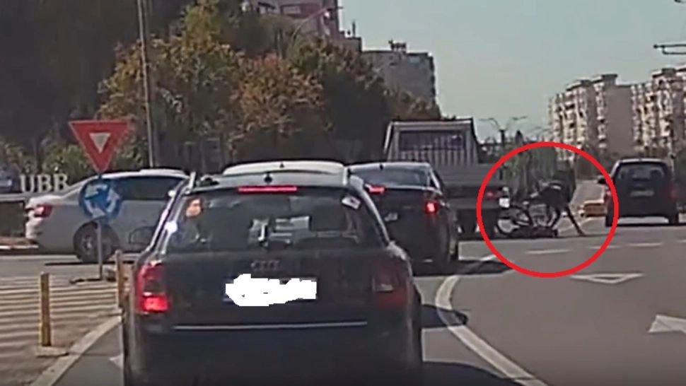 Imagini șocante la Cluj: un livrator pe bicicletă s-a ciocnit de o dubă aflată în trafic. Clipul a devenit viral în online/ Captură video