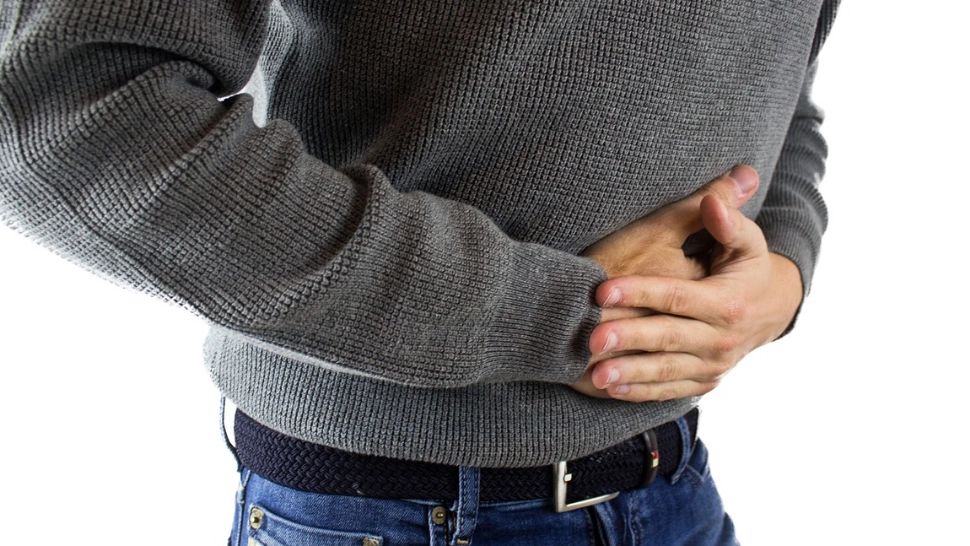Refluxul gastroesofagian apare atunci când acidul din stomac urcă în esofag, provocând arsuri în piept