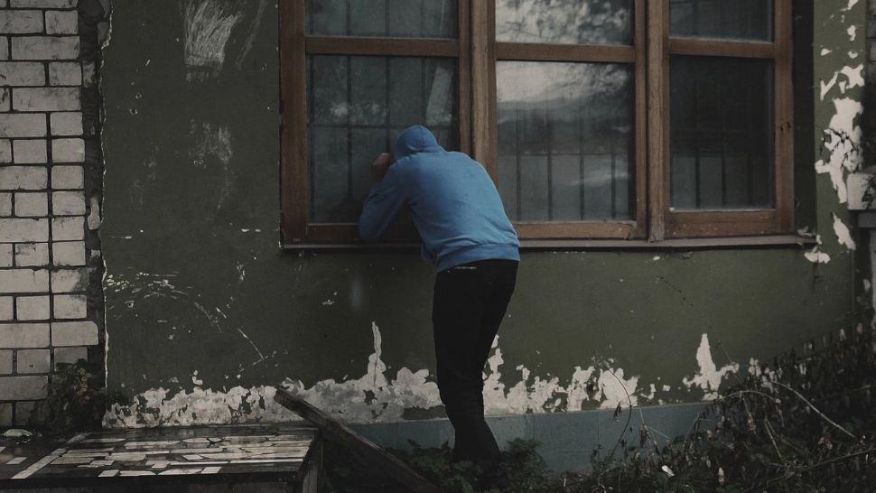 O româncă a devenit victima unui jaf armat în Italia: Doi bărbați i-au furat economiile din casă