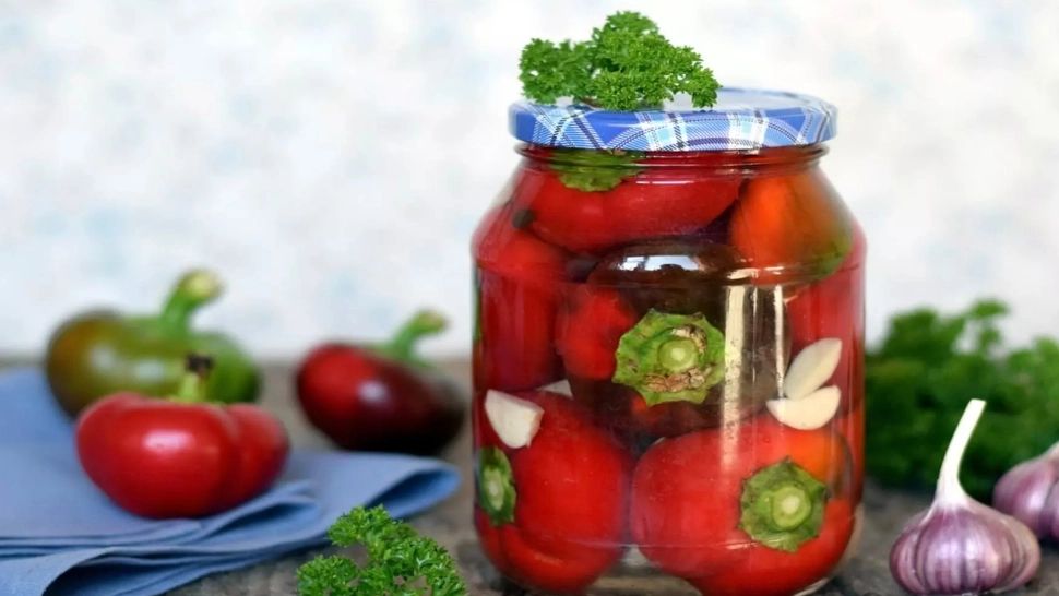 Gogoșari în oțet, rețeta lui Radu Anton Roman. Ingredientul pe care trebuie să-l pui în borcan pentru a păstra zeama limpede și legumele tari