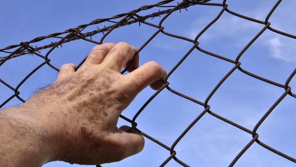 Trump trimite 100 de români în închisoarea militară de la Guantanamo