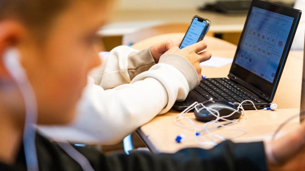 Telefoanele mobile, interzise în școli. Elevii nu le vor mai putea folosi nici în pauză. Care sunt singurele excepții?