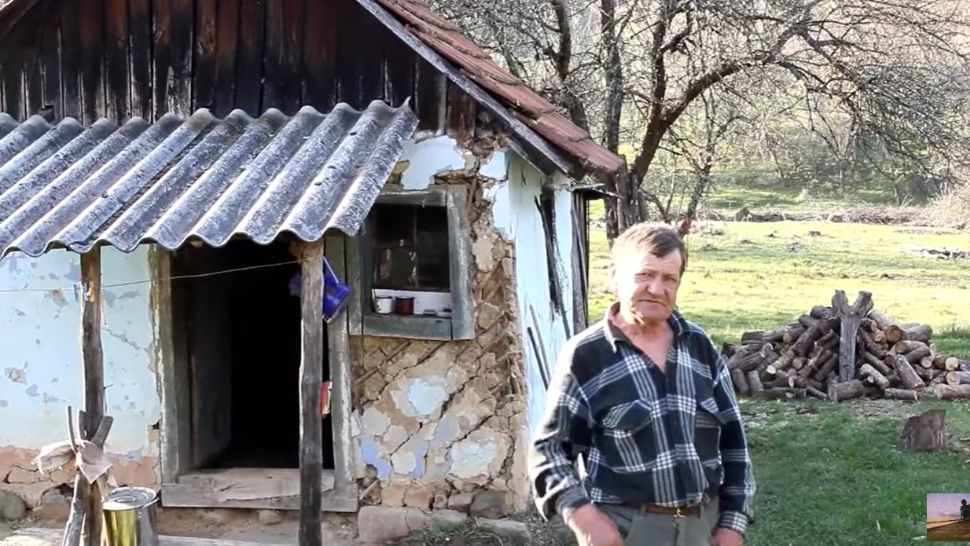 Satul din România care a mai rămas cu doar un singur locuitor. Foto: YouTube